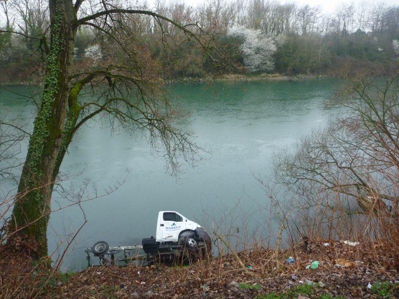 On y voit de drôles d'objets dans le canal de Miribel en péripatant sur la Viarhona en 2011