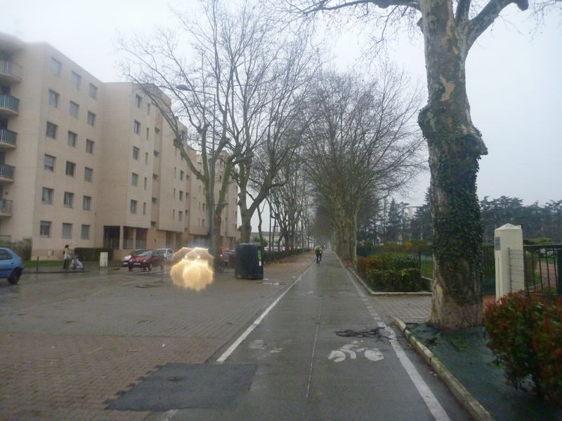 Belle piste cyclable pleine de trous à Villeurbanne en 2011