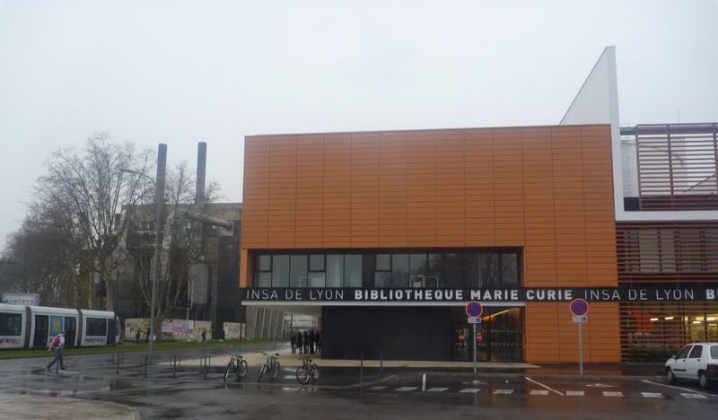 La voie verte passe devant la Bibliotheque de l'insa de Lyon en 2011