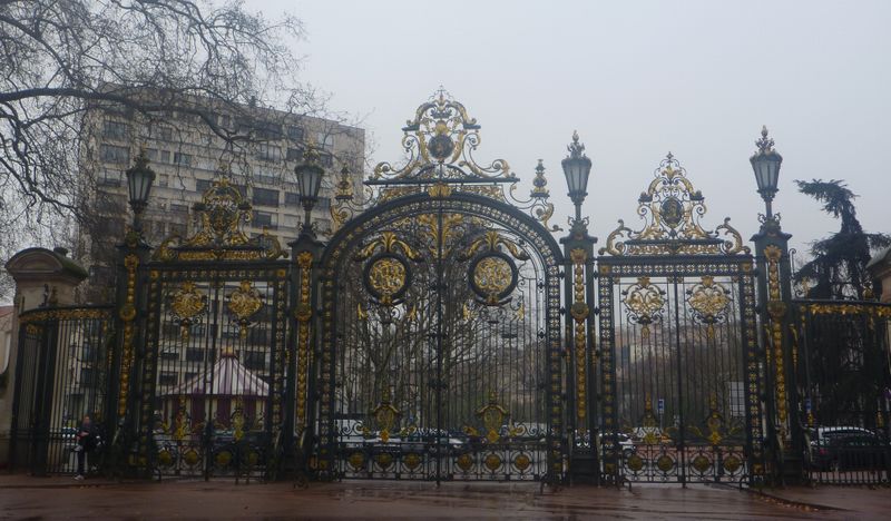 Les portes du parc de la tête d'or de Lyon , vues par un cyclotouriste sur la via rhona en 2011