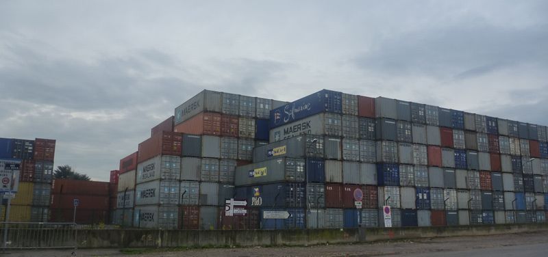 Les containers du port Edouard Herriot empilés tels des légos en 2011