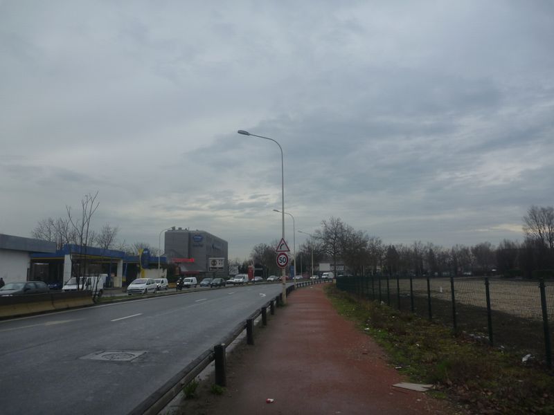 Via Rhona ? On arrive à passer à vélo en 2011 sur ce trottoir le long de l'avenue Tony Garnier de St Fons