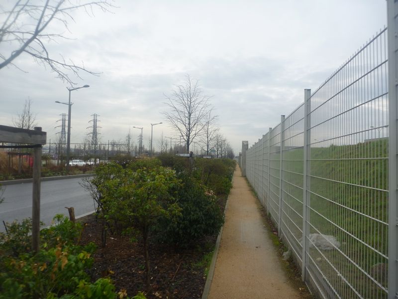 Le long du port Herriot à st Fons boulevard chambaud de la Bruyère , ca passe.. presque à vtt en 2011