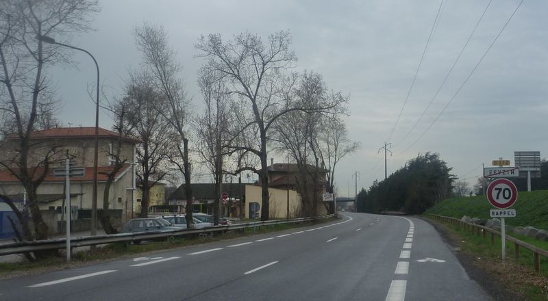 Poussant la roue vers Feyzin en 2011 sur le D 312 ma foi roulable avec cette bande cyclable, à la recherche de la ViaRhona