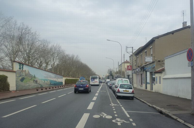 Demi tour et retour vers Le centre ville de Lyon en 2011 par le quartier Etats Unis, belle voie cyclable