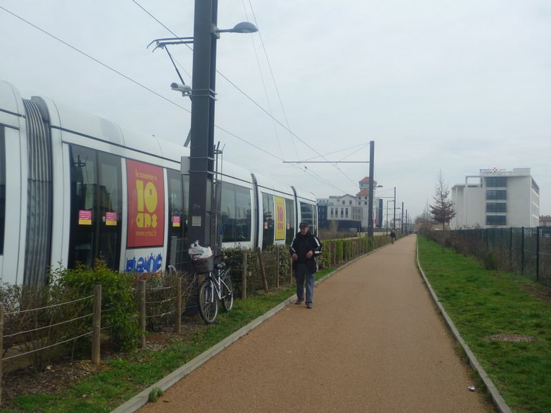 La voie cyclable Lea longe la Voie du Tram Lea en 2011