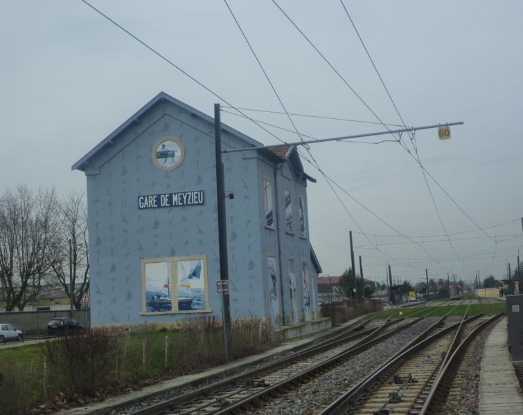 La gare de Meyzieu marque le fin ou le début de la voie cyclable Lea, ensuite on se perd un peu en 2011