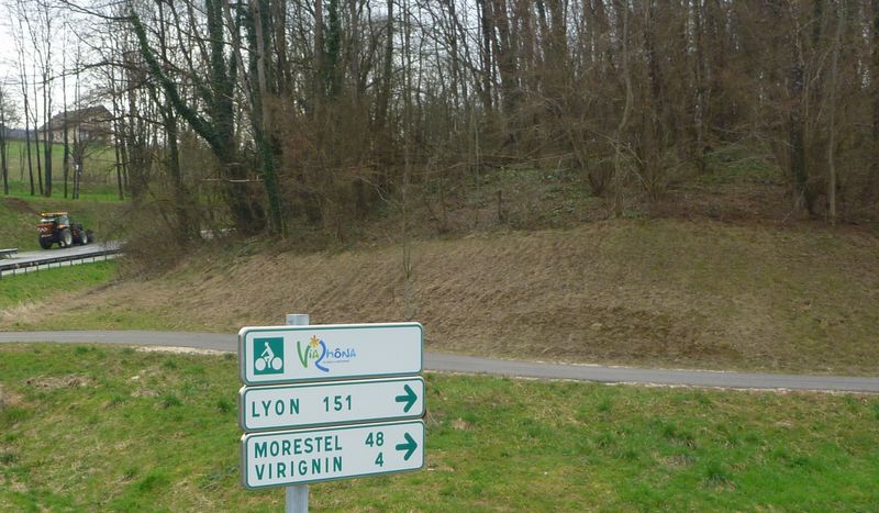 On trouve le balisage Viarhôna vers Lyon à Virignin