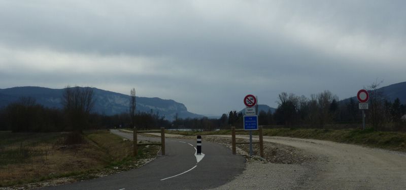 Panneau fin voie verte enfin posé en 2011 à Virignin , mais non explicite pour la direction à gauche vers la suite de la Via-Rhona vers Lyon