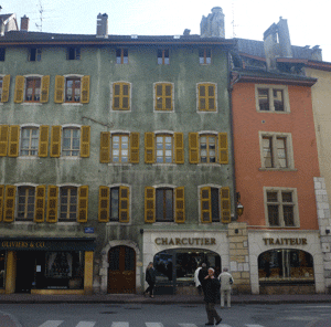 Les façades des immeubles des  rues de la vielle ville d'Annecy en 2011