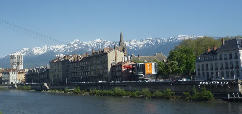La chaine de Belledone en toile de fond de Grenoble en avril 2011