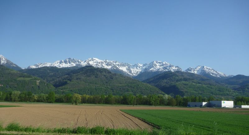 La chaine de Belledonne un après-midi d'avril 2011 vue de la piste cyclable Grenoble Crolles