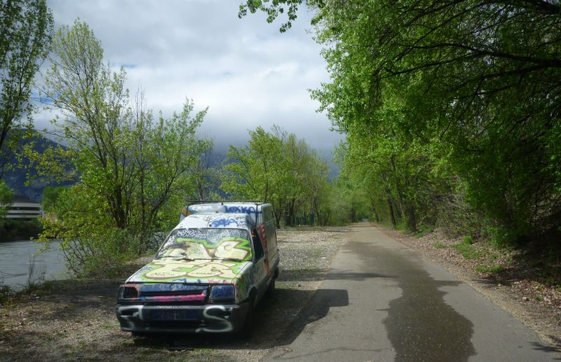 Véhicule calciné sur la VV2 de Grenoble en 2011