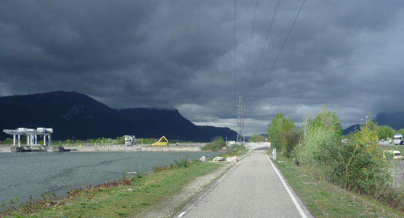 Vilain temps sur le Vercors vu du Barrage de saint Egrève sur l'isere en avril 2011