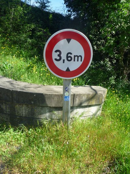 On remarque que pas moins de 3 balisages existent pour la Viarhona , ici