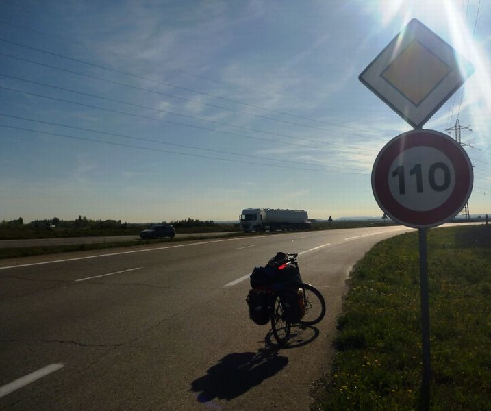 La route Fos Martigues très dangereuse pour les vélos, à éviter