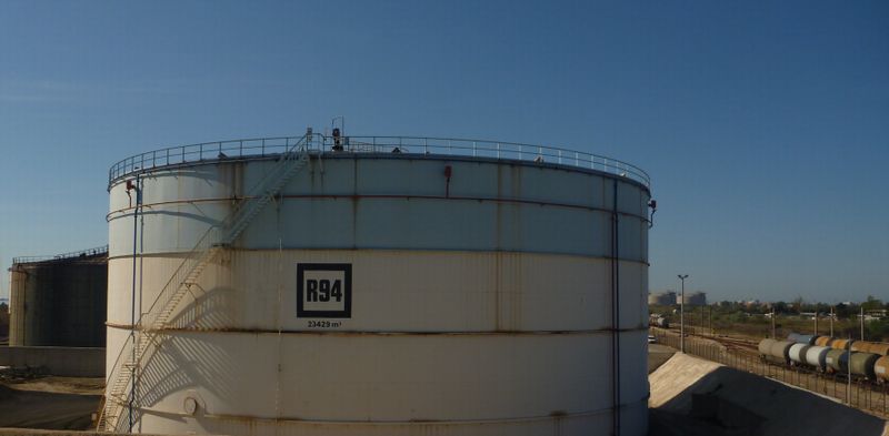 Le paysage des salins de giraud à Fos sur mer, est pétrolier en 2011