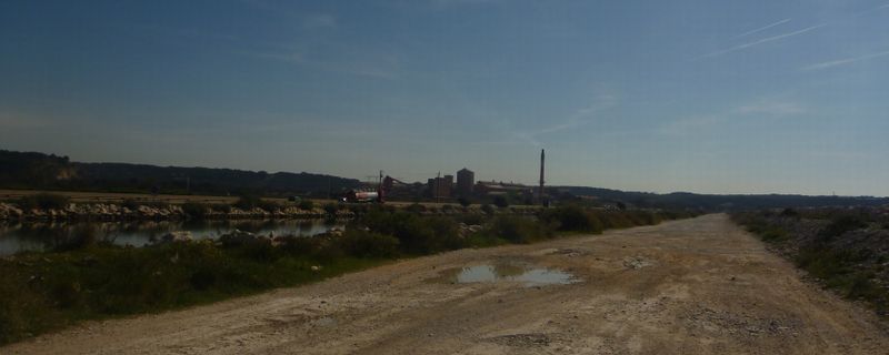 La seule voie cyclable en 2011 entre Fos et Port de Bouc, c'est ce terrain vague