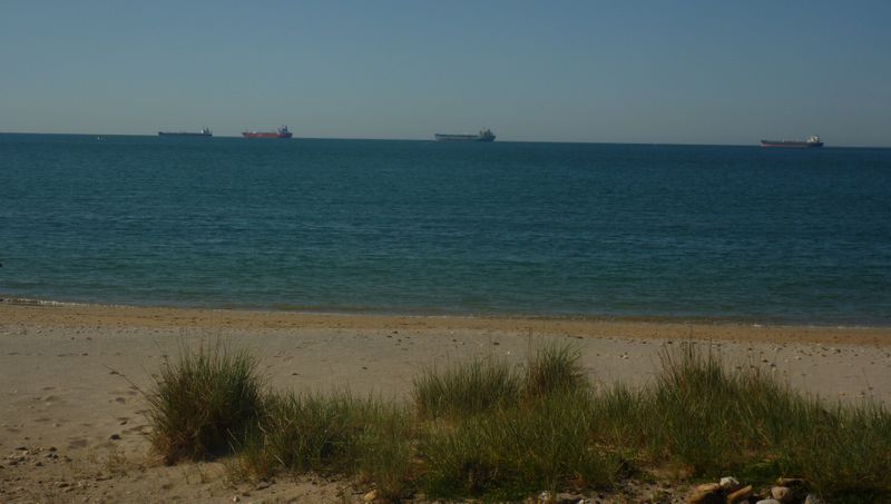 Vue sur les tankers en attente de Fos à Port de Bouc