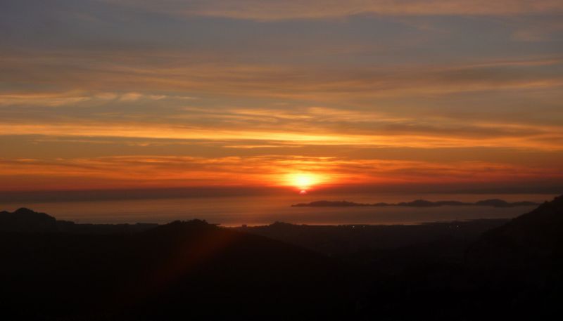 Coucher de soleil en solitaire sur Marseille et les calanques en avril 2011