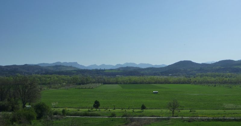 Les hautes alpes vue de la plaine de Sisteron en avril 2011