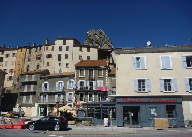 le villag de de Serres en hautes Alpes, en avril 2011