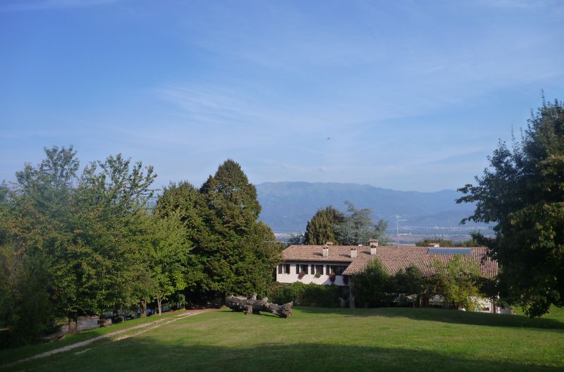 Vue sur le Castagno et les premieres montagnes en direction des Dolomites le monte grappa