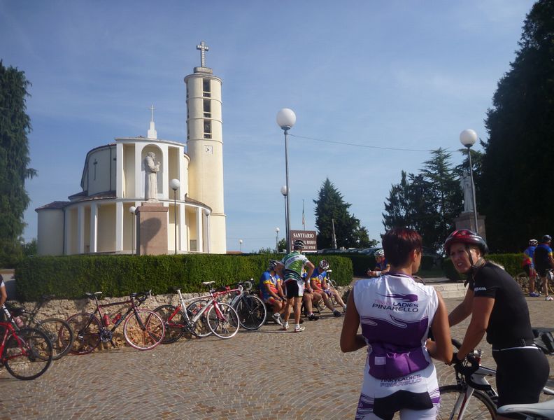 On a beau se dire qu'elle porte un beau maillot Pinarello la dame, on est admiratif devant cette belle église (2011 Crocetta del Montello : TV italie)