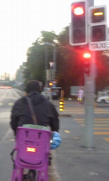 Le gosse a sommeil sur ce vélo à Genève en oct 2011