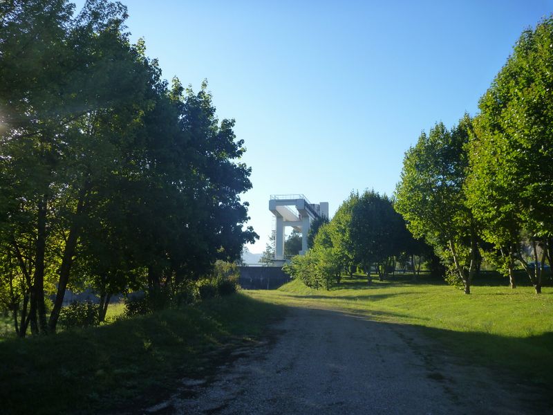 La via rhôna au barrage de saut Brenaz, en fait des cailloux sur 500 m et plouf dans le rhône