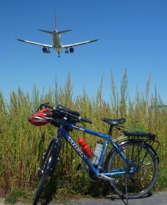 Départ de Genève vers la mer, à chacun son mode de transport ; vélo ou avion