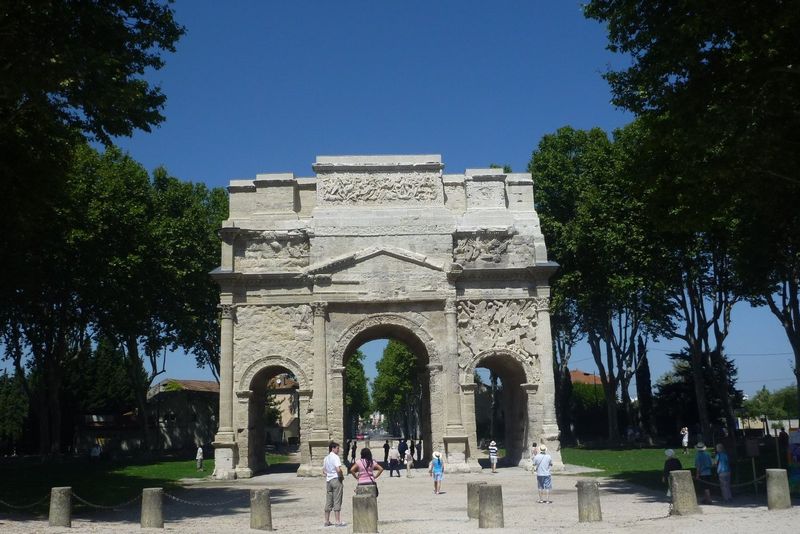 L'arc de triomphe d'orange parmi un groupe de touristes américains en goguette en 2011