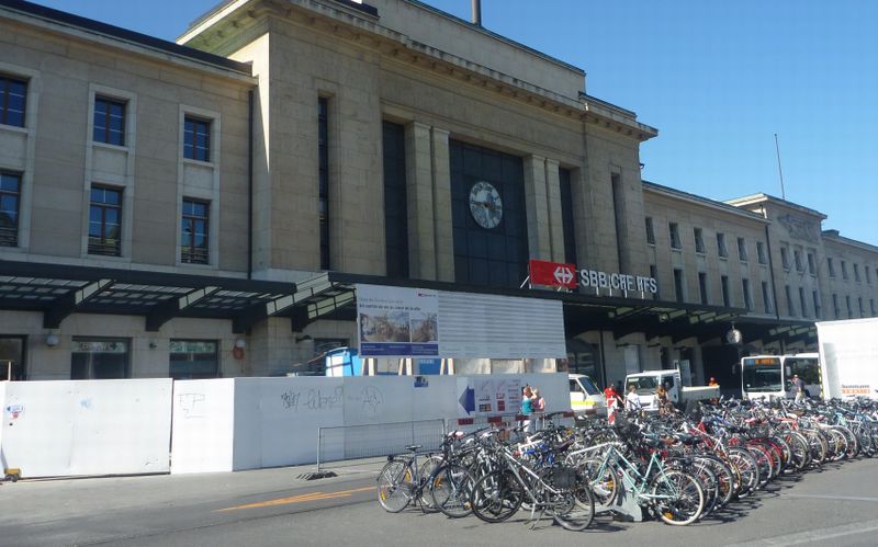 Départ gare de Cornavin à Genève à bicyclette en 2011 parmi 1000 pattes de vélo