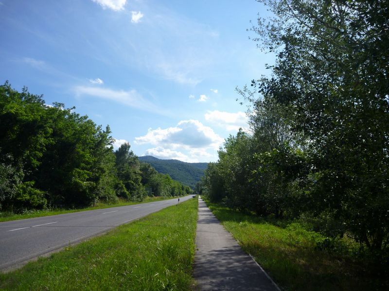 Piste cyclable euro vlo 6, le long de la route en Hongrie