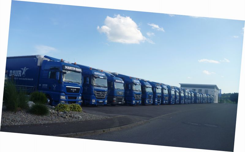 Joli alignement de camions allemands