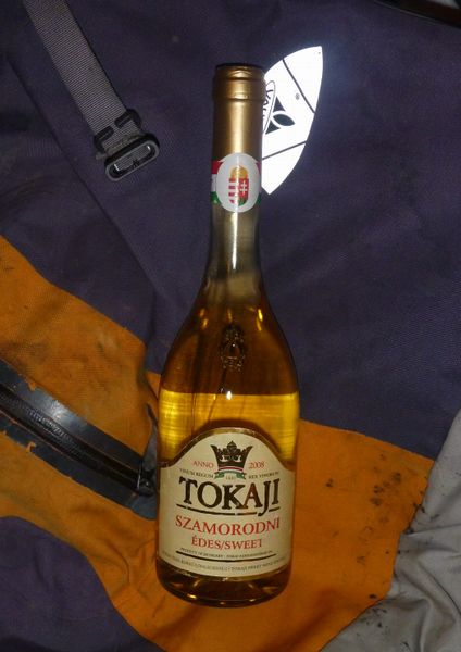 Une bouteille de TokaJi ramene de Budapest dans les sacoches du Biclou en 2012
