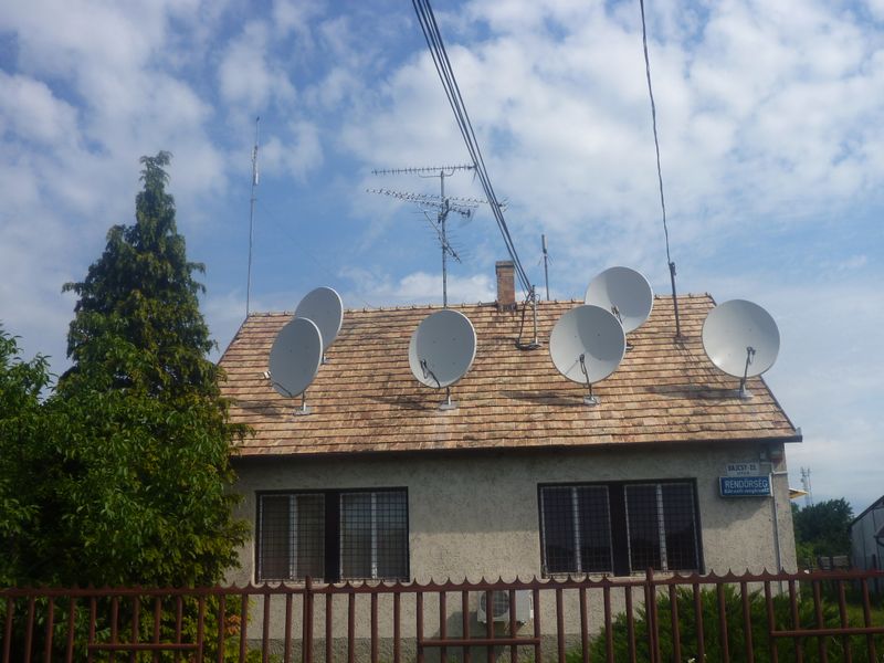 Les toits ont des zoreilles ici en Hongrie en 2012