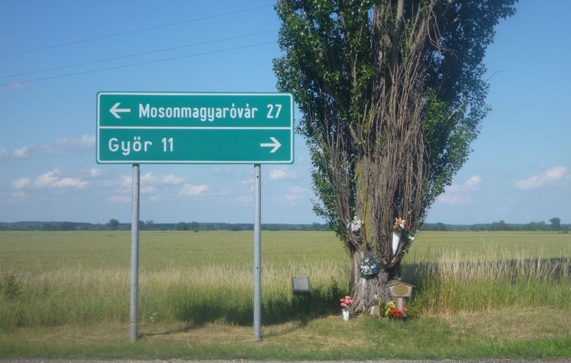 Hommage à une personne décédée sur la route à Gyor