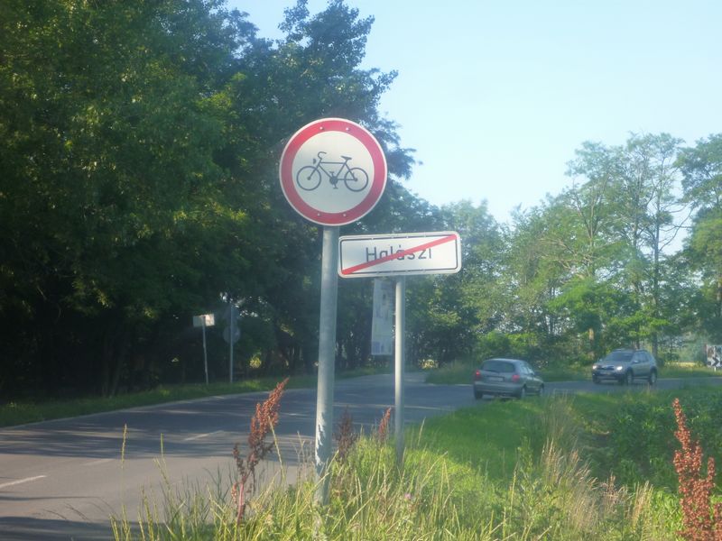 Parfois surprise sur l'eurovélo 6 : route interdite aux .. cyclistes comme ici à Holészi