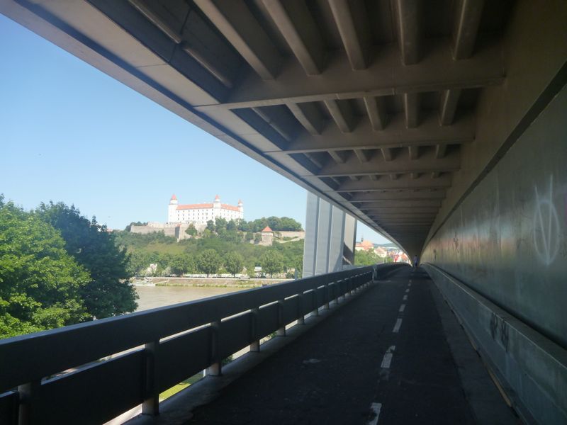 Piste cyclable et passage piéton sur un pont du Danube à Bratislava en 2012