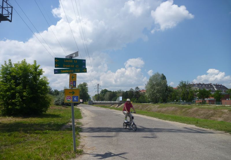Le balisage Eurovlo six est bien prsent dans les faubourgs de Budapest en 2012