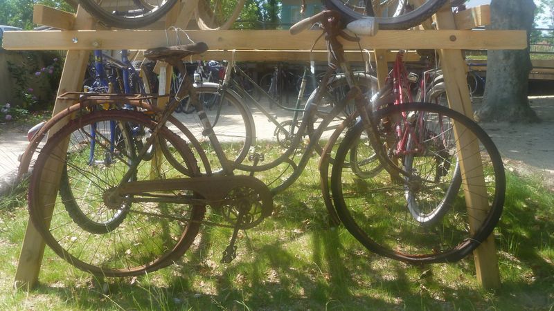 Vieux vélo rouillé vu à la gare des Ramières en 2012