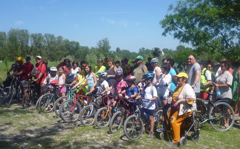 Groupe de la fête du vélo et Tous à vélo en 2012 à la confluence Rhône Drôme