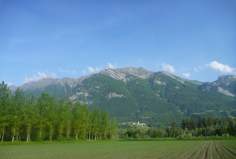 La barrière terminale des Bauges, vue depuis la vallée pre-alpine en 2012