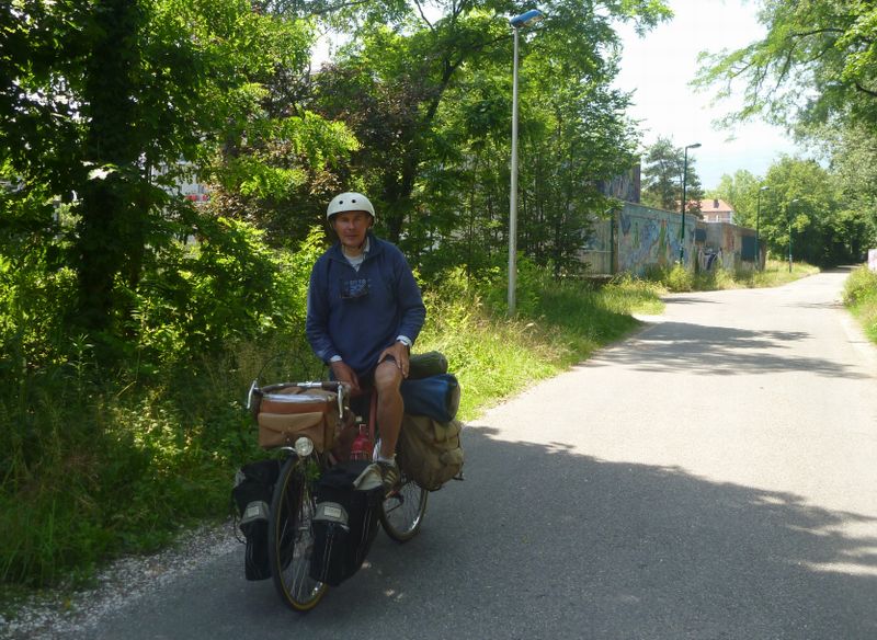 Vrai Baroudeur rencontré sur la route à Grenoble.. ca c'est de la randoneuse !
