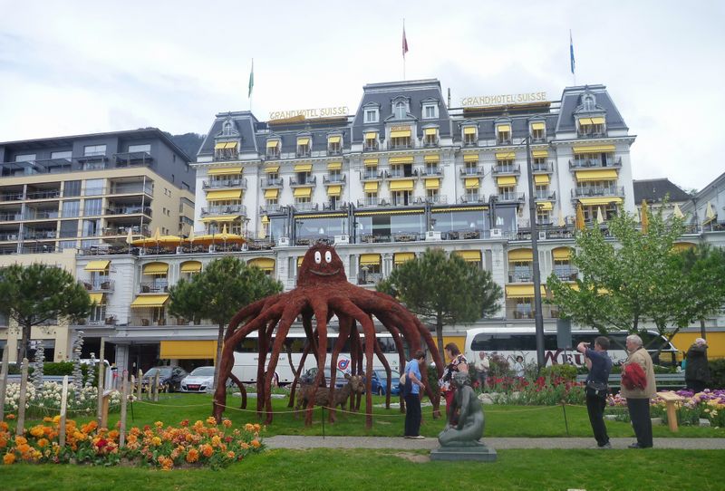 La pieuvre de Montreux .. belle image de la pieuvre de la finance et du fric des beauy palaces..