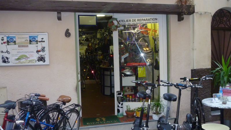 Bouclard , vélociste, atelier réparation vélos dans le vieux Nice en 2012