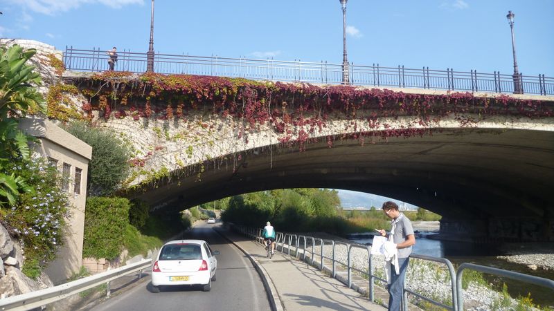 Passage au niveau du Var, à bicyclette sous le pont Napoléon et remonter vers le Nord