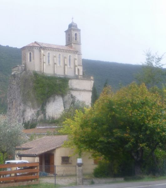 Eglise haut perchée à Entrechaux ?