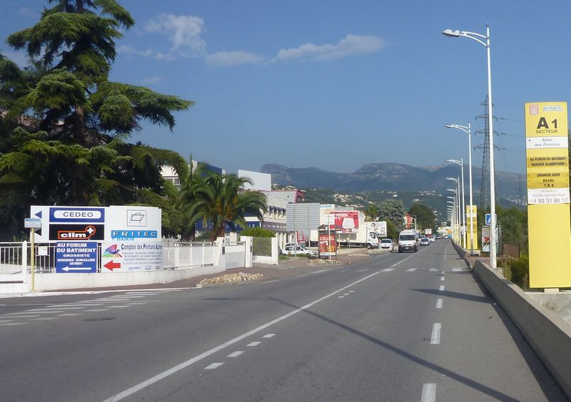 Bandelettes cyclables antre la ZA de st laurent du Var et Baronne ..